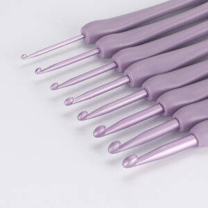 8Pcs Crochet Set Purple Crochet Ergonomic Hand Crochet Lightweight Aluminum Needle Yarn 2.5-6.0mm Beginner Knitting